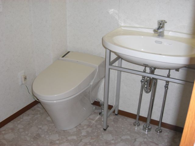 トイレ　独立洗面台有ります。