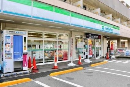 コンビニ　ファミリーマート 鎌倉御成町店（コンビニ）まで365m