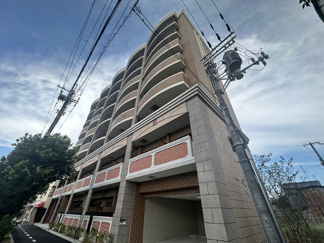 東大阪市岸田堂南町のマンションの建物外観