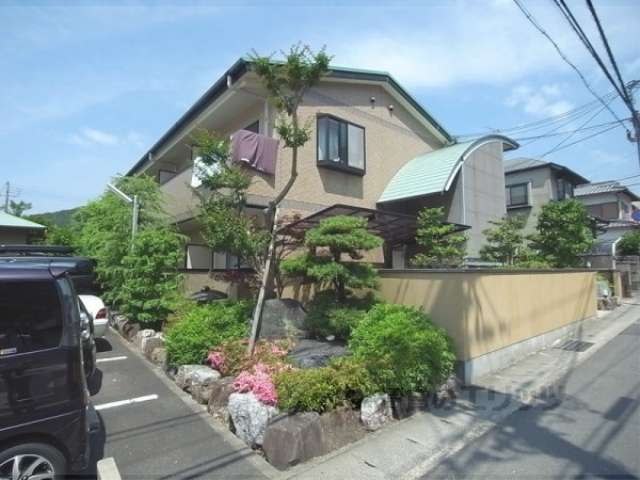京都市山科区安朱馬場ノ西町のアパートの建物外観
