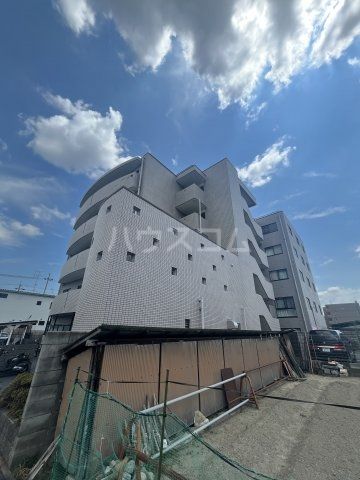 京都市西京区上桂北村町のマンションの建物外観