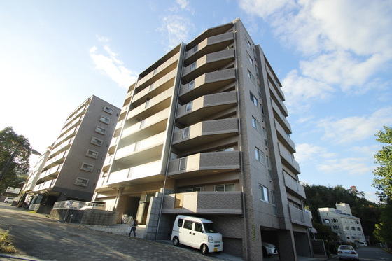 広島市安佐南区伴南のマンションの建物外観