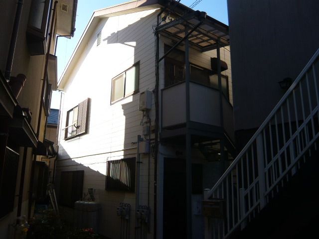 横須賀市坂本町のアパートの建物外観