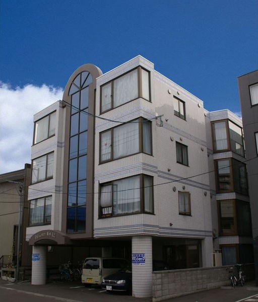 【札幌市白石区菊水四条のマンションの建物外観】