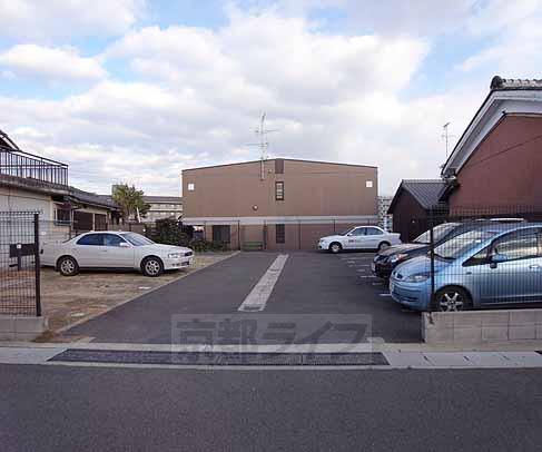 【宇治市槇島町のマンションの駐車場】