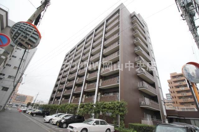 岡山市北区厚生町のマンションの建物外観