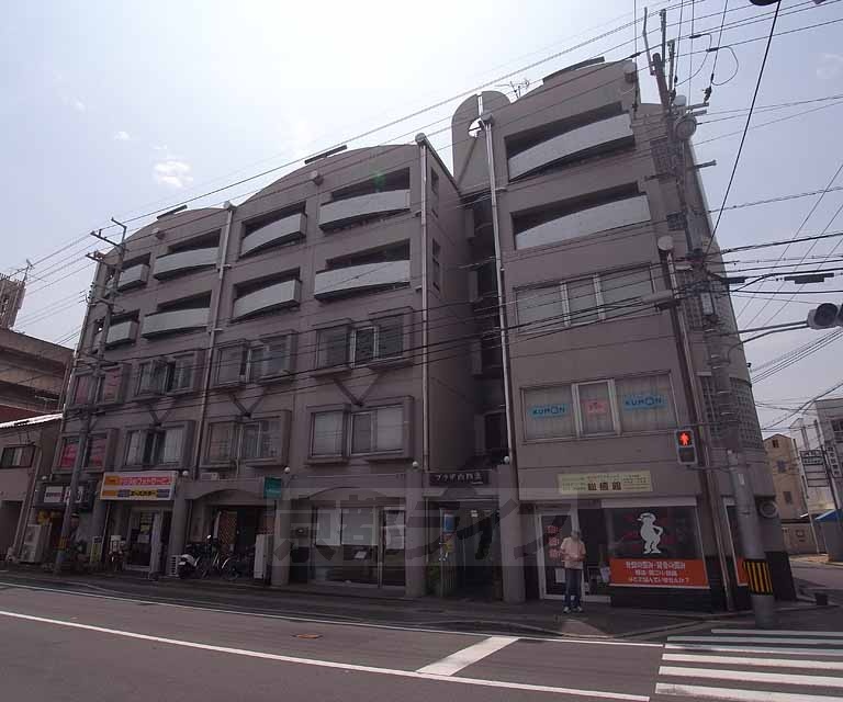 京都市右京区梅津南上田町のマンションの建物外観