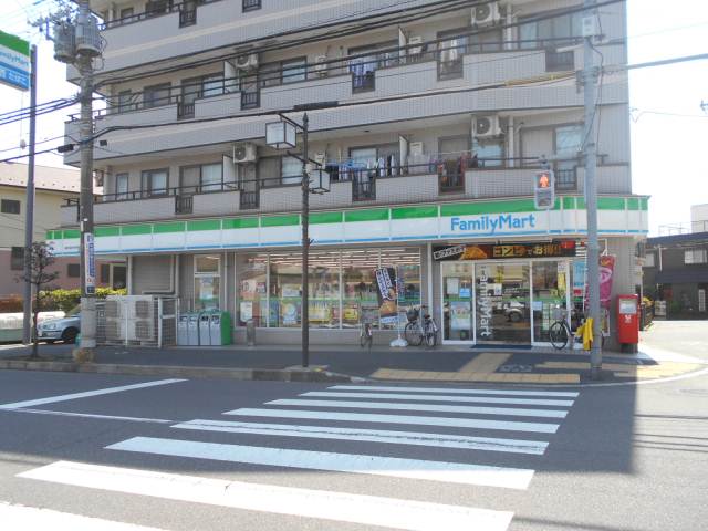 コンビニ　ファミリーマート（コンビニ）まで729m