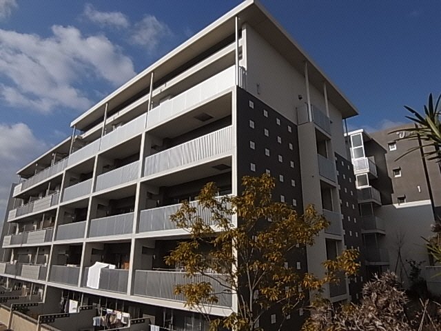 【奈良市鶴舞西町のマンションの建物外観】