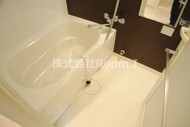 バス・シャワールーム　コンパクトで使いやすいお風呂です