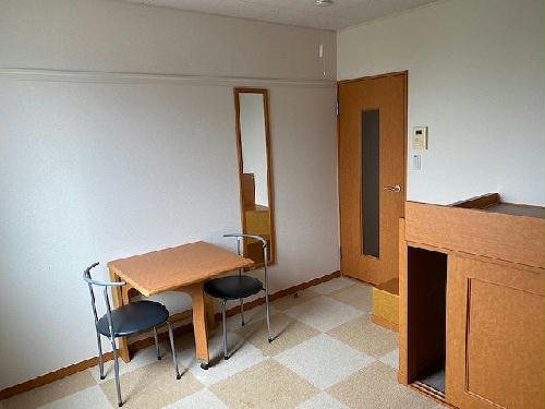 収納　階段横にフリースペースがあります