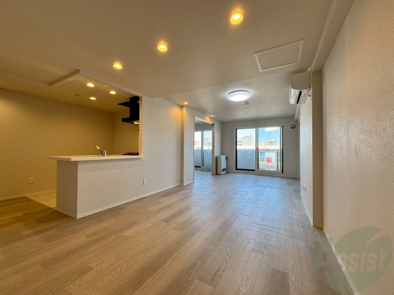 居室・リビング　木目のフローリングは落ち着きのある印象のお部屋になりますね。