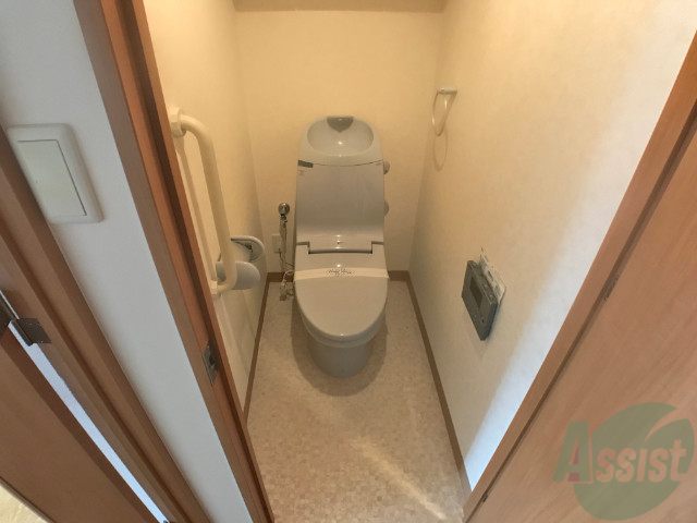 トイレ　人気のウォシュレットつきのトイレです。快適ですよ。