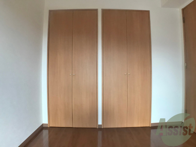 収納　クローゼットを開けてみました。奥行きがありますね。