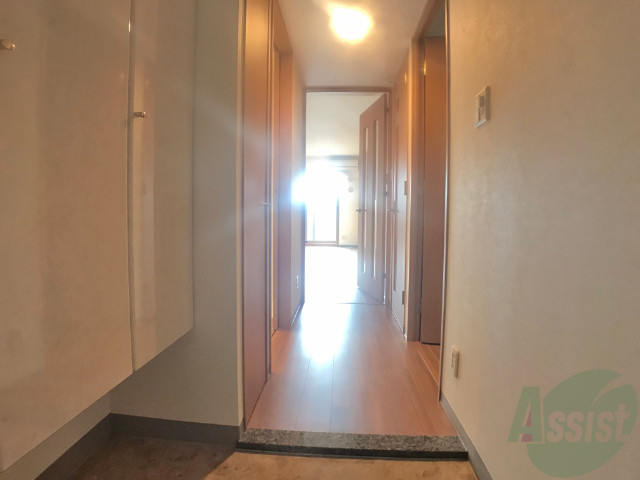 玄関　玄関からの目線です。光が差し込む素敵なお部屋ですよ。