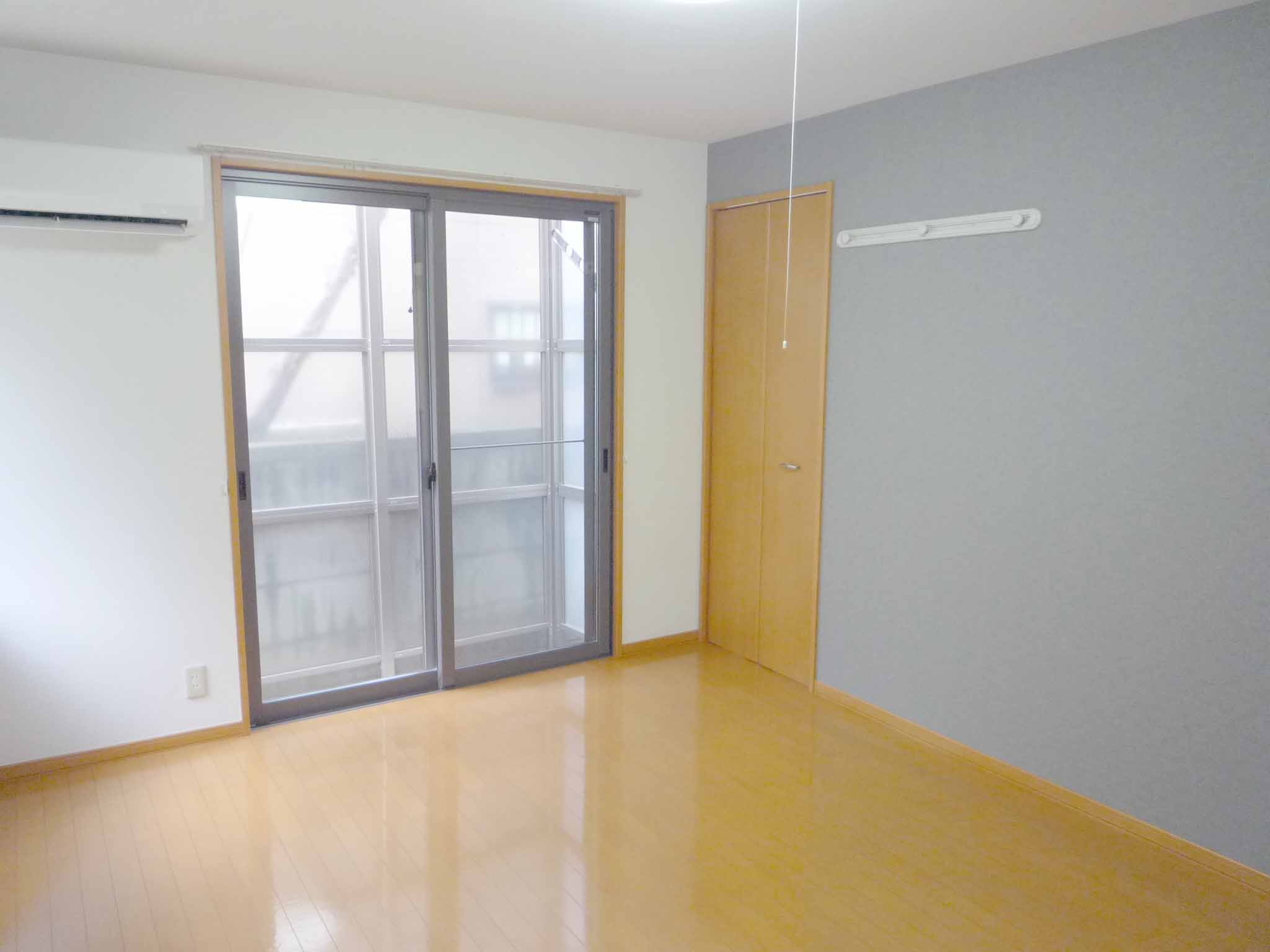 居室・リビング　フローリング8帖・窓に防犯シャッター雨戸付