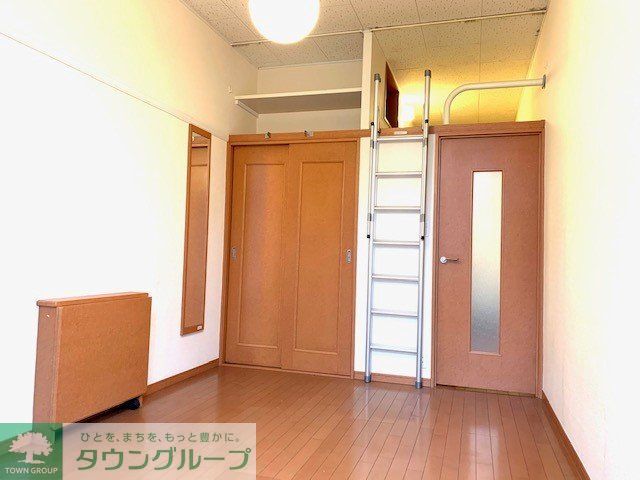 居室・リビング　備品は部屋毎に異なります。１Ｆのみフローリング。