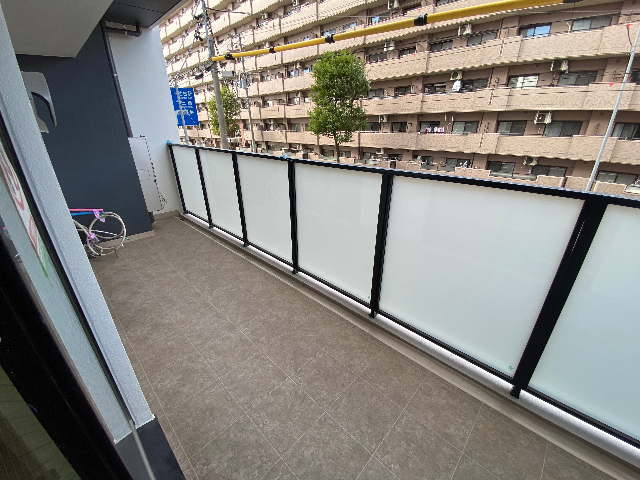 バルコニー　余裕のあるベランダです。