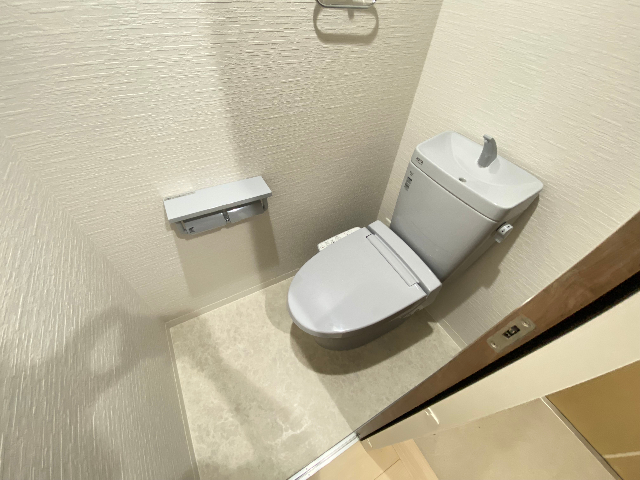 トイレ　温水洗浄便座です。