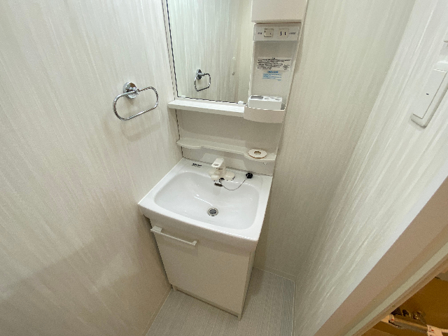 洗面設備　朝の身支度も楽になる独立洗面台。