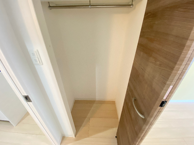 収納　服をたたまずに掛けることができます。