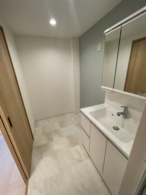 洗面設備　脱衣所広めです。