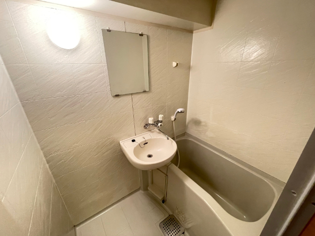 バス・シャワールーム　清潔感のあるお風呂