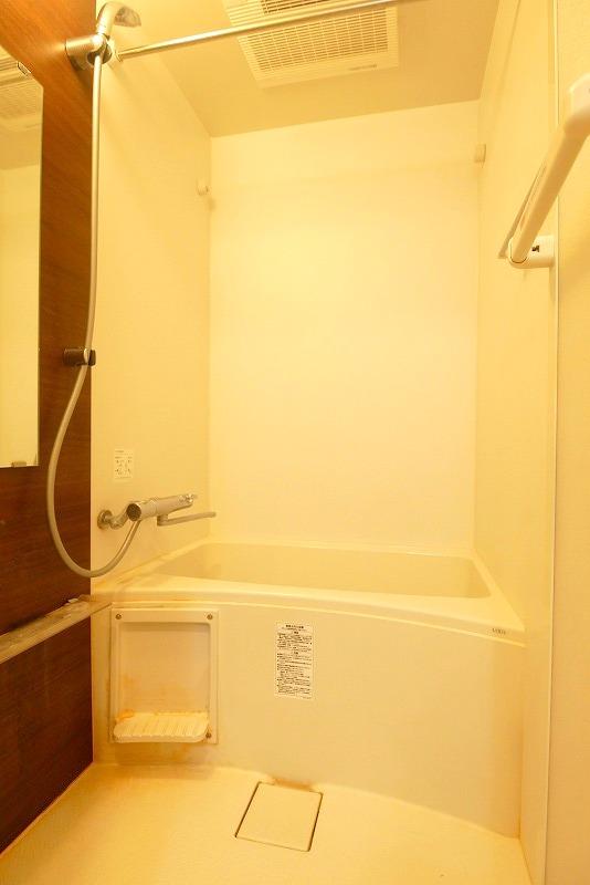 バス・シャワールーム　落ち着いた空間のお風呂です。