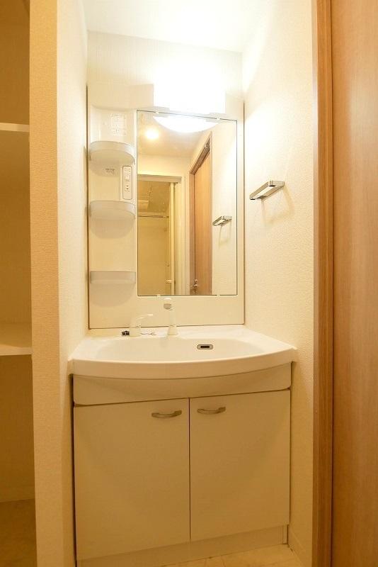 洗面設備　スペースが確保できる洗面所です。