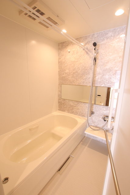 バス・シャワールーム　浴室乾燥暖房＋追焚機能付きのバスルーム