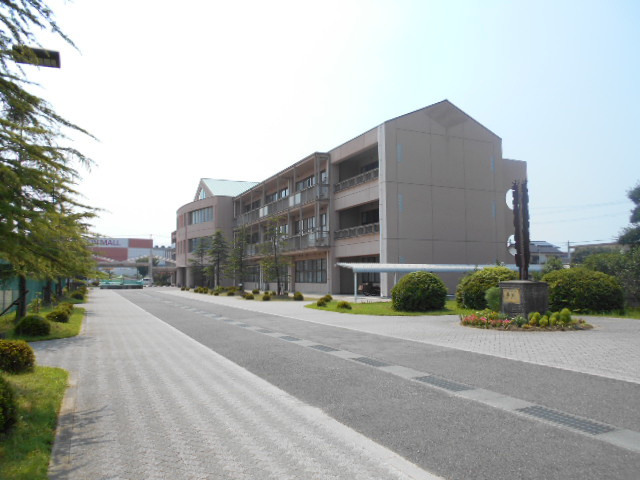 中学校　新居浜市立西中学校（中学校）まで366m