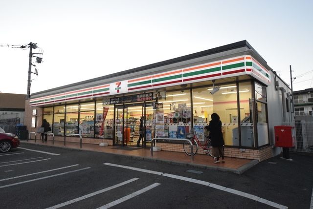 コンビニ　セブンイレブン（コンビニ）まで300m
