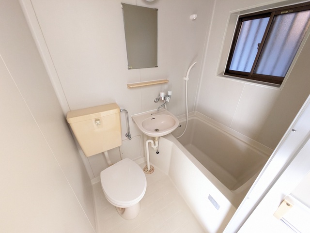 バス・シャワールーム　小窓付きユニットバス！