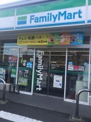 コンビニ　ファミリーマート春江定重展（コンビニ）まで684m