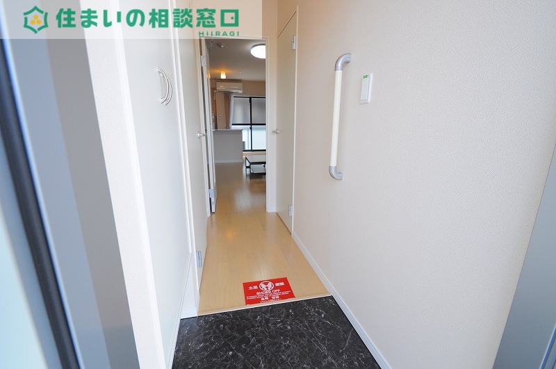 玄関　同タイプ物件の写真です。