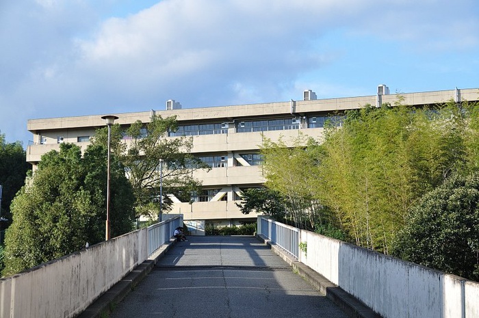 中学校　南千里中学校（中学校）まで218m