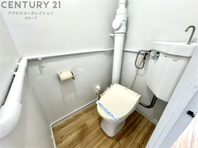 トイレ　温水洗浄便座ついてます♪