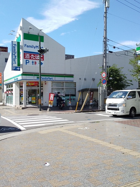 コンビニ　ファミリーマート松山平和通五丁目店（コンビニ）まで140m