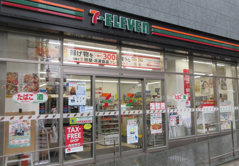 コンビニ　セブンイレブン赤坂3丁目一ツ木通り店（コンビニ）まで78m