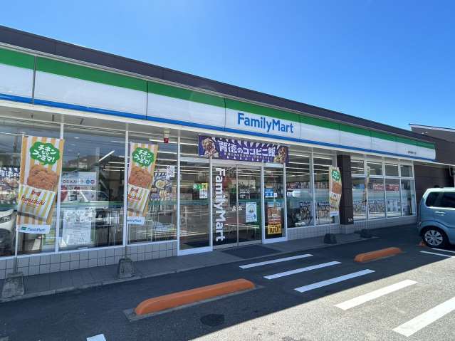コンビニ　ファミリーマート太宰府梅ヶ丘店（コンビニ）まで553m