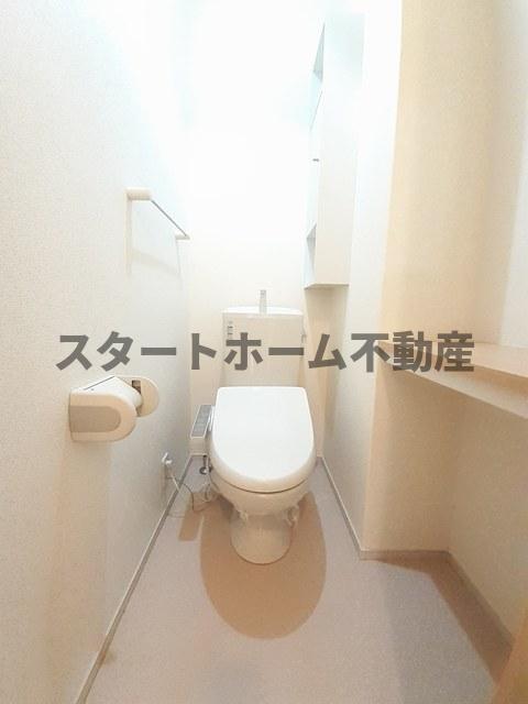トイレ　落ち着いた色調のトイレです