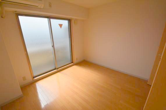 居室・リビング　白を基調とした内装でおしゃれで、落ち着ける空間です。