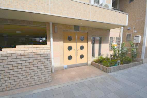 エントランス　オシャレなエントランスは安心のオートロック付きです。