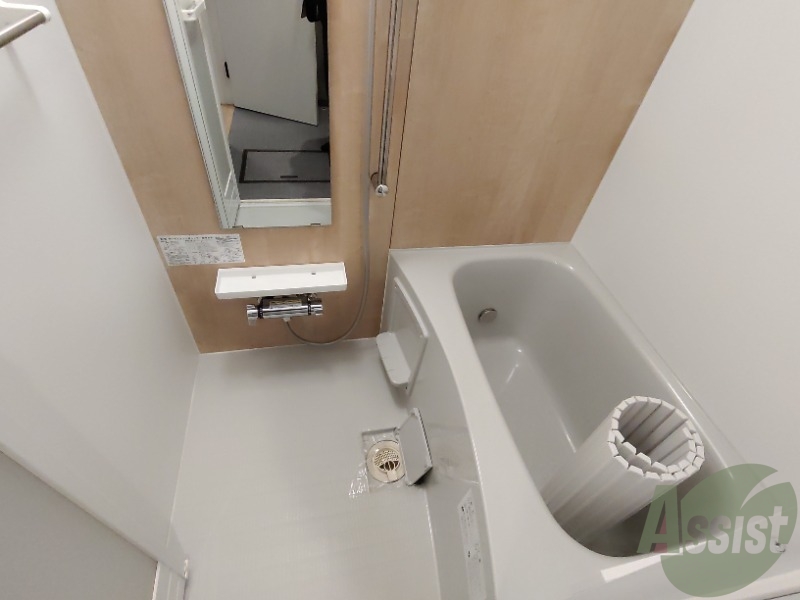 バス・シャワールーム　浴室はシンプル。一人暮らしにはちょうど良いサイズですね。