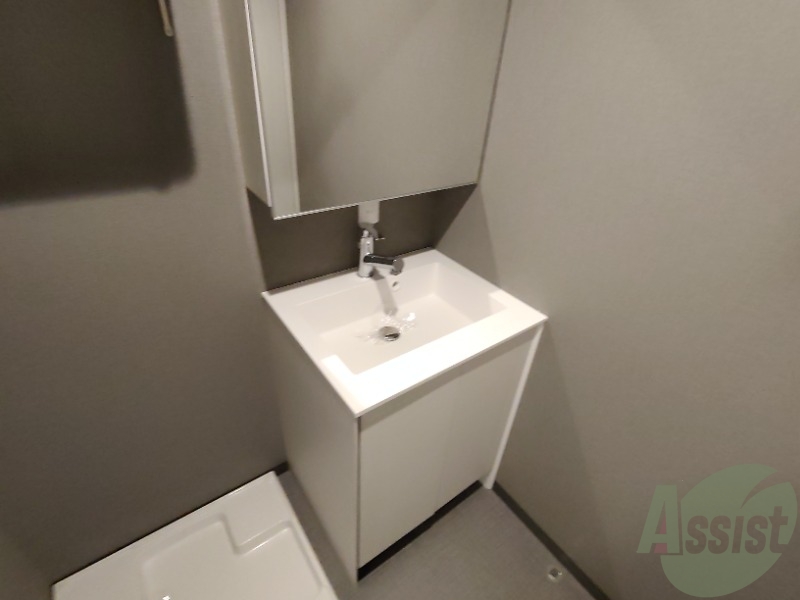 洗面設備　洗面台はシンプルなつくりで手入れがしやすそうですね。