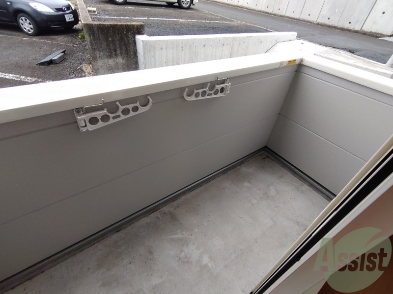 バルコニー　バルコニーは洗濯物を干すのに十分な広さがありますね。