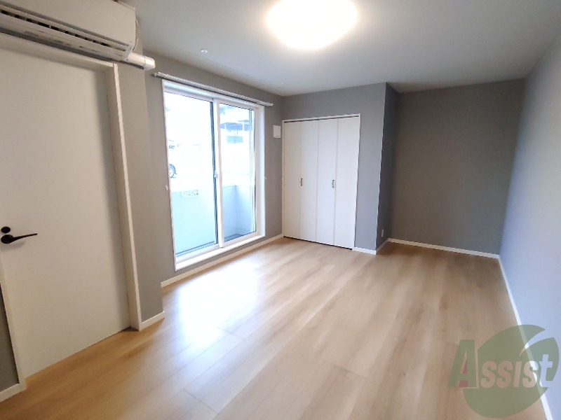 居室・リビング　８．９帖の洋室です。生活のメインとなる部屋ですね。