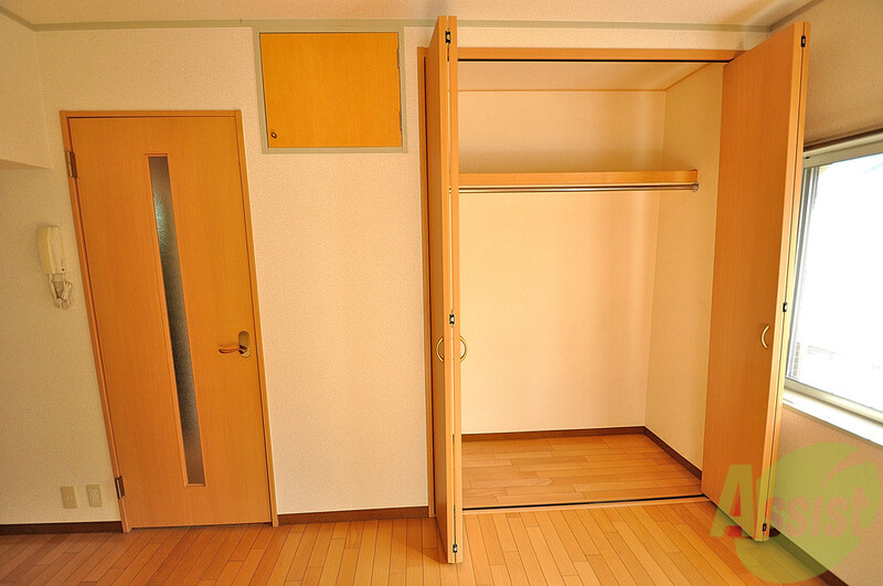 収納　嬉しいこのリビングに収納。掃除機やいろんなモノをこの中に収納