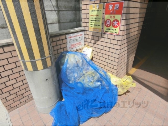 エントランス　ゴミ出し場