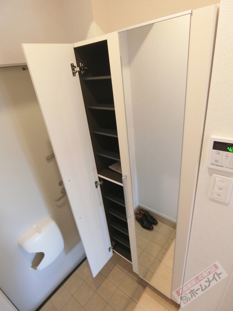 玄関　姿見付き天井高シューズクローゼット♪